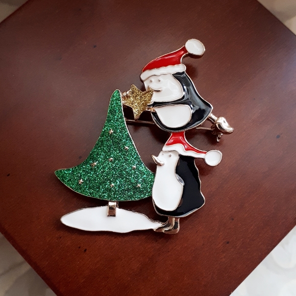 Vintage enamel Christmas tree and penguins brooch - Picture 5 of 10